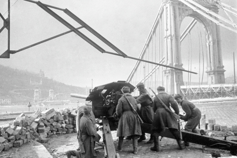 Советские артиллеристы ведут огонь у моста через реку Дунай, 1945 год